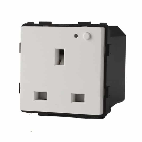 I LumoS White 13A UK Switched Socket Module